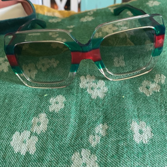 Authentic Gucci sunglasses!! Zero scratches and like new condition ❤️💚❤️ - Picture 5 of 7